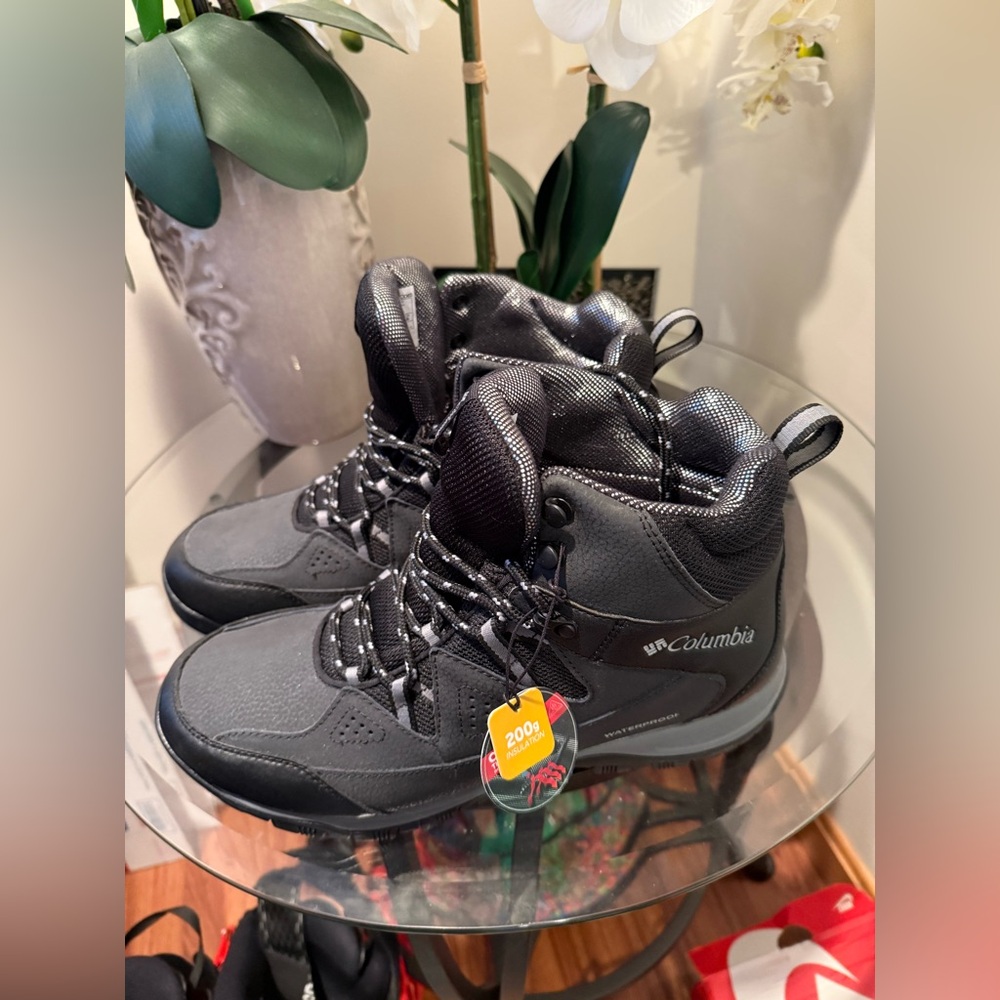 Columbia Techlite Omni Heat Boots NWT